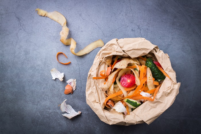Composteren is een geweldige manier om je afval te verminderen en het milieu te helpen. Wormcompostering is een vorm van compostering waarbij wormen worden gebruikt om organisch materiaal af te breken. Het is een eenvoudige, efficiënte en geurloze manier om te composteren. Wormcompostering heeft veel voordelen. Het vermindert de hoeveelheid afval die naar stortplaatsen wordt gestuurd, het helpt de gezondheid van de bodem te verbeteren, en het kan zelfs worden gebruikt om meststof mee te produceren. Als je wilt beginnen met wormen composteren, zijn er een paar dingen die je moet weten. In dit artikel komt alles aan bod, van wat je nodig hebt om te beginnen, over hoe je je wormen moet verzorgen, tot het oplossen van veelvoorkomende problemen. Wat is worm composting? Worm Compost is een proces waarbij wormen organisch materiaal, zoals voedselresten en plantenmateriaal, afbreken tot een voedingsrijke bodemverbeteraar, bekend als vermicompost. Wormen composteren is een uitstekende manier om jouw afval te verminderen, terwijl je tegelijkertijd ook een waardevol product voor je tuin of potplanten produceert. Er zijn veel voordelen aan wormcompostering, waaronder: Vermindering van jouw afval: de meeste mensen produceren gemiddelde elke dag 2 kilo afval. Met behulp van wormen kan een groot deel van dit afval van de stortplaats worden gehaald en in compost worden omgezet. Het creëren van een voedingsrijke bodemverbeteraar: Vermicompost zit boordevol voedingsstoffen die de groei en gezondheid van planten kunnen helpen verbeteren. Het helpt ook om verdichte grond te beluchten en de drainage te verbeteren. Helpt klimaatverandering tegen te gaan: stortplaatsen zijn een van de grootste bronnen van methaangas, een krachtig broeikasgas dat bijdraagt tot de klimaatverandering. Methaangas is na koolstofdioxide (stikstof) het grootste probleem als het gaat om opwarming van de aarde. Wanneer organisch materiaal op een stortplaats zonder zuurstof wordt afgebroken, komt er methaangas vrij in de atmosfeer. Wanneer organisch materiaal echter wordt afgebroken in een wormenbak, wordt het afgebroken met behulp van zuurstof producerende bacteriën, waardoor er weinig tot geen methaangas wordt geproduceerd. Hoe te beginnen met wormcompostering. Om te beginnen met wormen composteren heb je een wormenbak, bodembedekking, voedselresten en wormen nodig. Een wormenbak kun je in onze webshop bestellen. Het beddingmateriaal kan bestaan uit hennep matten, versnipperd krantenpapier, karton of kokosvezel. Voedselresten kunnen organisch afval zijn, zoals fruit- en groenteschillen, koffiedik, en eierschalen. Wormen kunnen ook online worden gekocht in onze webshop. Het opzetten van je wormentoren Om je wormenbak klaar te maken, begin je met het toevoegen van bodembedekking op de bodem van de bak. Voeg vervolgens je wormen en etensresten toe. Voeg meer bodembedekking toe als dat nodig is om het de wormen comfortabel te makenl en de bak goed luchtig te houden. Zorgen goed voor je wormen Om voor je wormen te zorgen, moet je de bak vochtig houden, maar niet nat en voeg regelmatig voedselresten toe. Oogst om de paar maanden wat van de compost voor gebruik in jouw tuin en voeg vers strooisel toe aan de bak. “Om jouw compost te oogsten, haalt je het gewoon uit de bak en gebruik je het in de tuin of kamerplanten!” Problemen oplossen. Wormencompost is een eenvoudig proces, maar er zijn een paar dingen die mis kunnen gaan. Hier zijn enkele veel voorkomende problemen en hoe ze op te lossen: De wormen eten niet: Dit komt meestal doordat de bak te nat of te droog is. Voeg beddingmateriaal toe of verwijder het totdat de wormen zich goed voelen. De wormen ontsnappen: Dit komt meestal doordat de bak te nat of te droog is. Voeg beddingmateriaal toe of verwijder beddingmateriaal totdat de wormen zich op hun gemak voelen. Als het probleem aanhoudt, moet je misschien een deksel op je bak doen. De compost stinkt: Dit komt meestal doordat de bak te nat is of er niet genoeg luchtcirculatie is. Voeg beddingmateriaal toe of verwijder het en/of belucht de compost om de luchtstroom te verbeteren. Verminder je ecologische voetafdruk met je eigen wormenbak Wormencompost is een geweldige manier om jouw ecologische voetafdruk te verkleinen en een voedzame bodem voor de tuin te creëren. Het is gemakkelijk om te beginnen, en met een beetje zorg heb je in een mum van tijd een bloeiende wormen familie. Als je wilt beginnen met wormencompost, kun je eens kijken naar onze wormen kweek startset. Deze bevat alle producten en voeding die je nodig hebt om een succesvolle kweektoren neer te zetten.